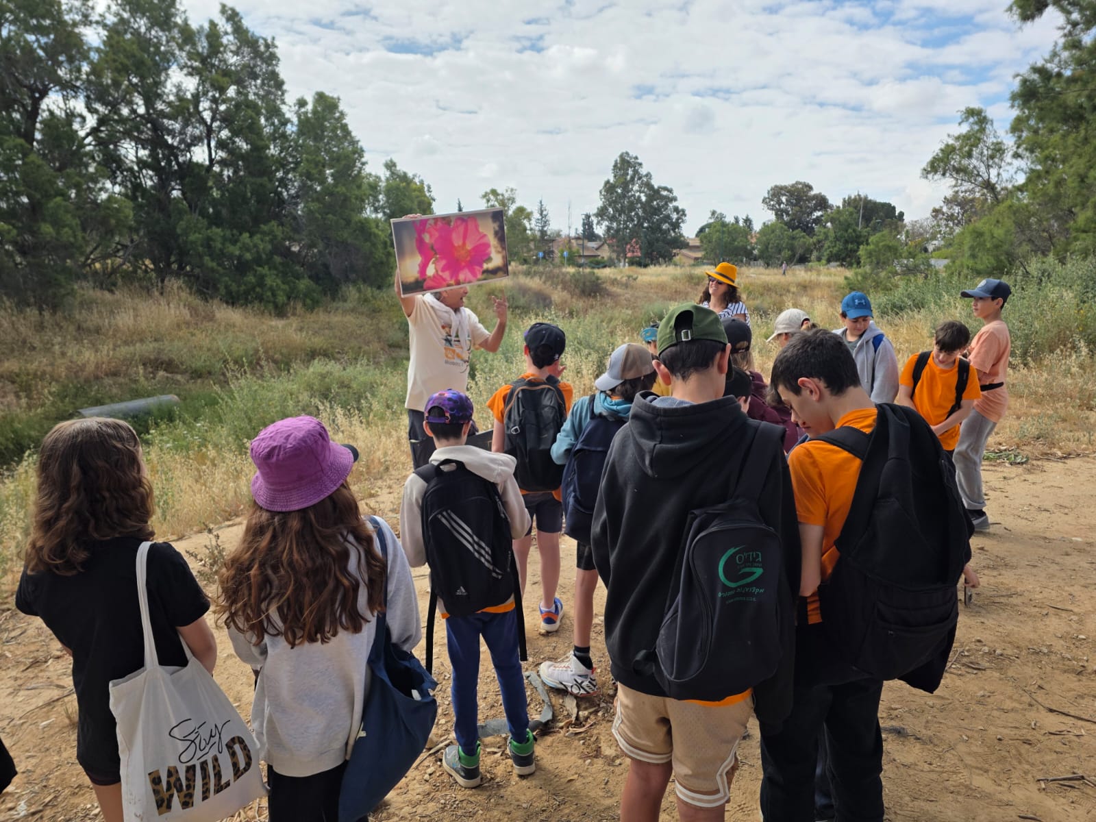  קבוצת תלמידים וחוקרים במהלך פעילות ביו-בליץ בנחל ביתרים בעומר.